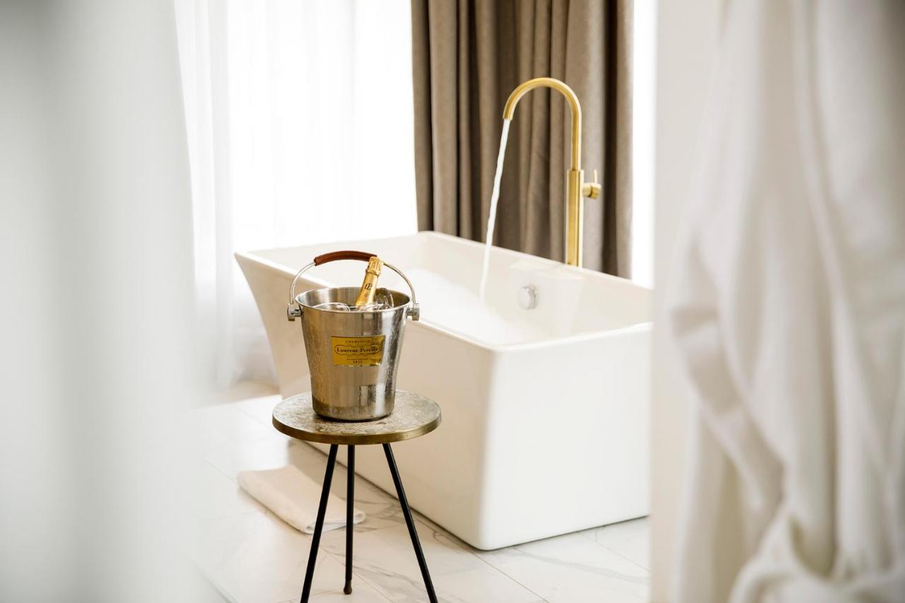 Lanelay Hall Hotel & Spa Генсол Екстер'єр фото A freestanding bathtub