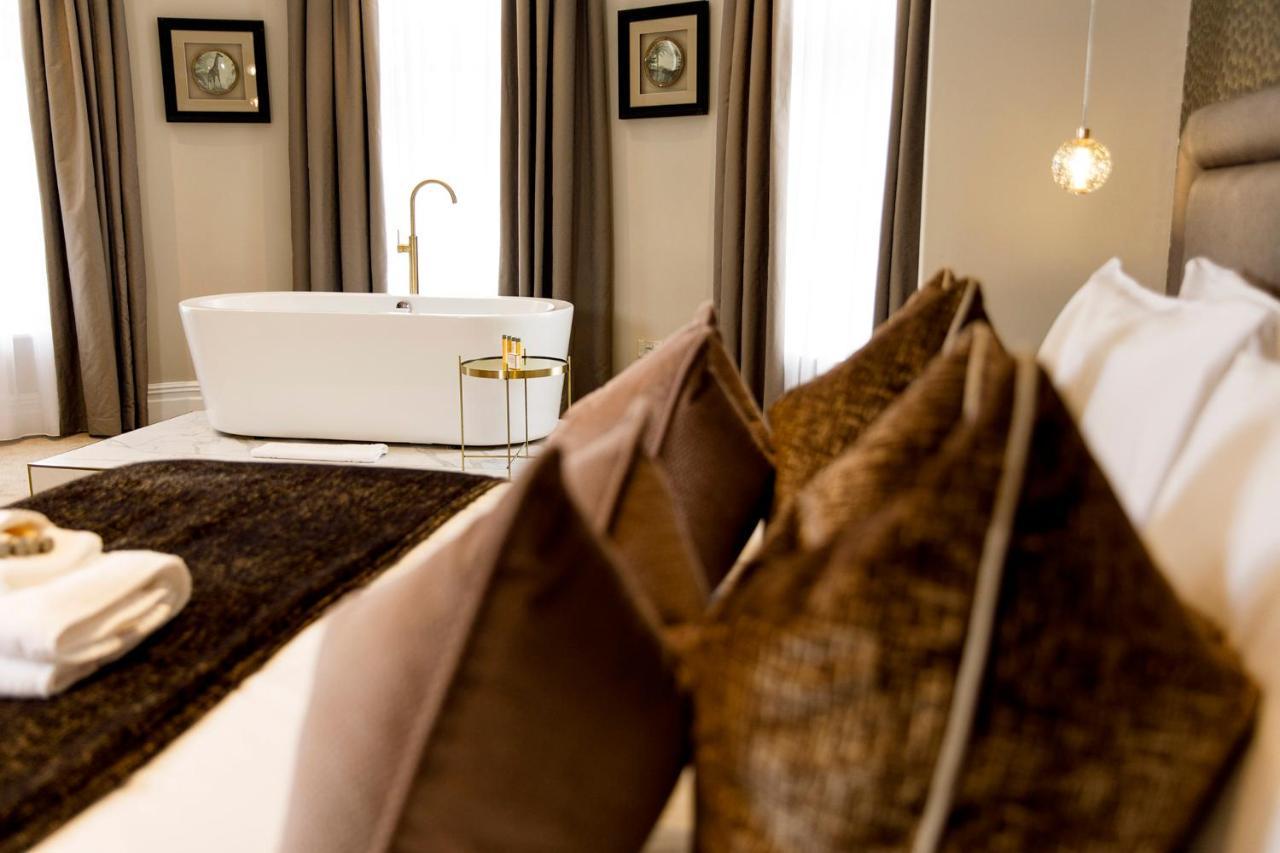 Lanelay Hall Hotel & Spa Генсол Екстер'єр фото A suite at the hotel
