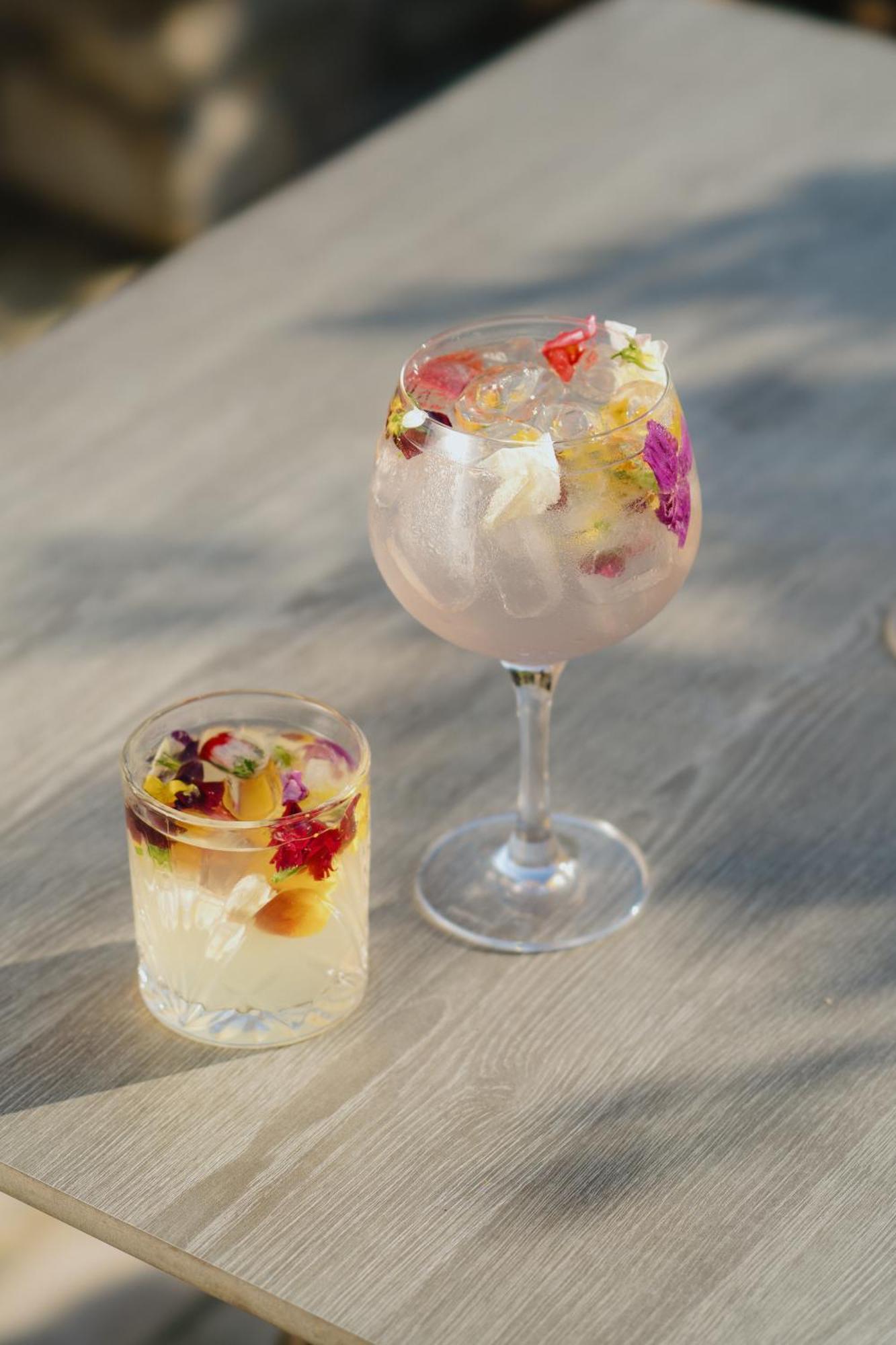 Lanelay Hall Hotel & Spa Генсол Екстер'єр фото A gin and tonic with edible flowers