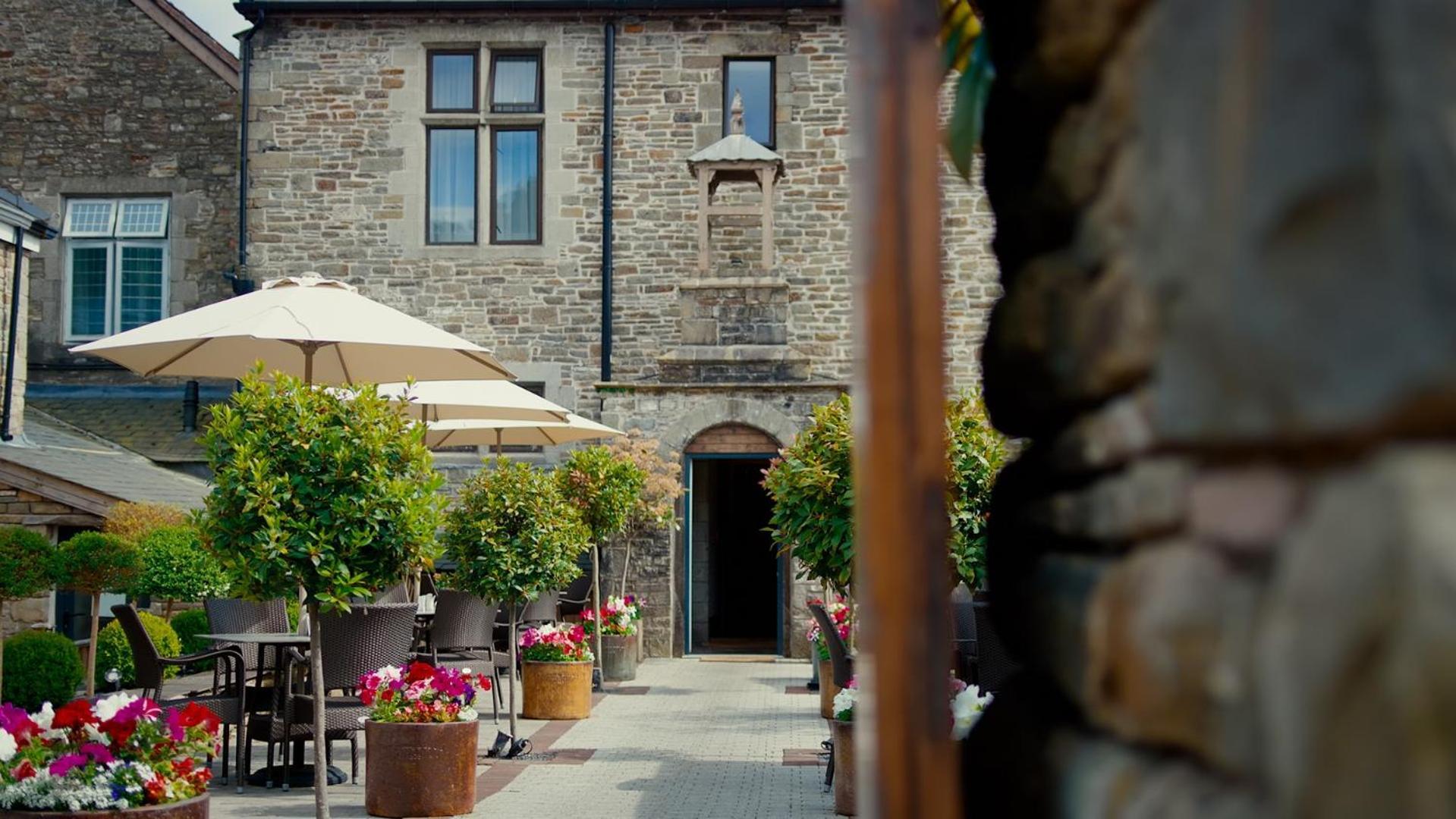 Lanelay Hall Hotel & Spa Генсол Екстер'єр фото The courtyard at The Old Bank Hotel