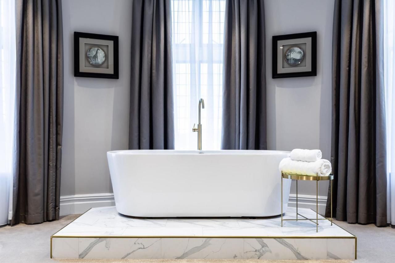 Lanelay Hall Hotel & Spa Генсол Екстер'єр фото A freestanding bathtub